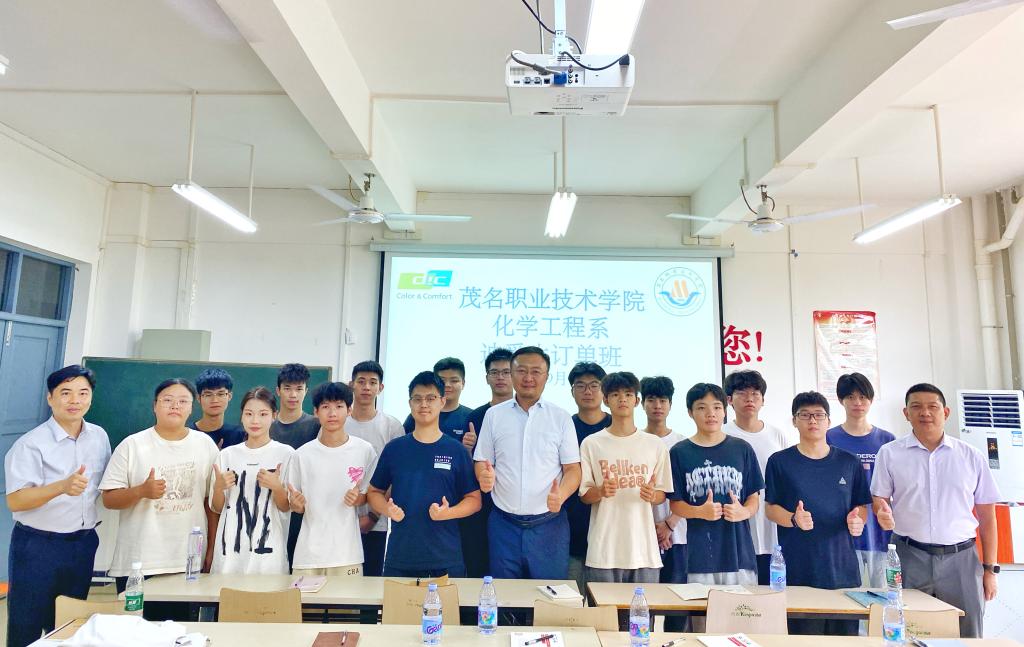 迪愛生企業(yè)導(dǎo)師進(jìn)校園給訂單班學(xué)生授課